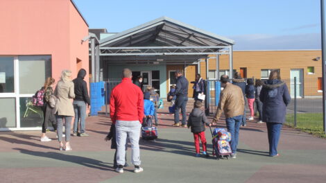 Rentrée scolaire - parents et enfants devant le portail de l'école de Lantheuil